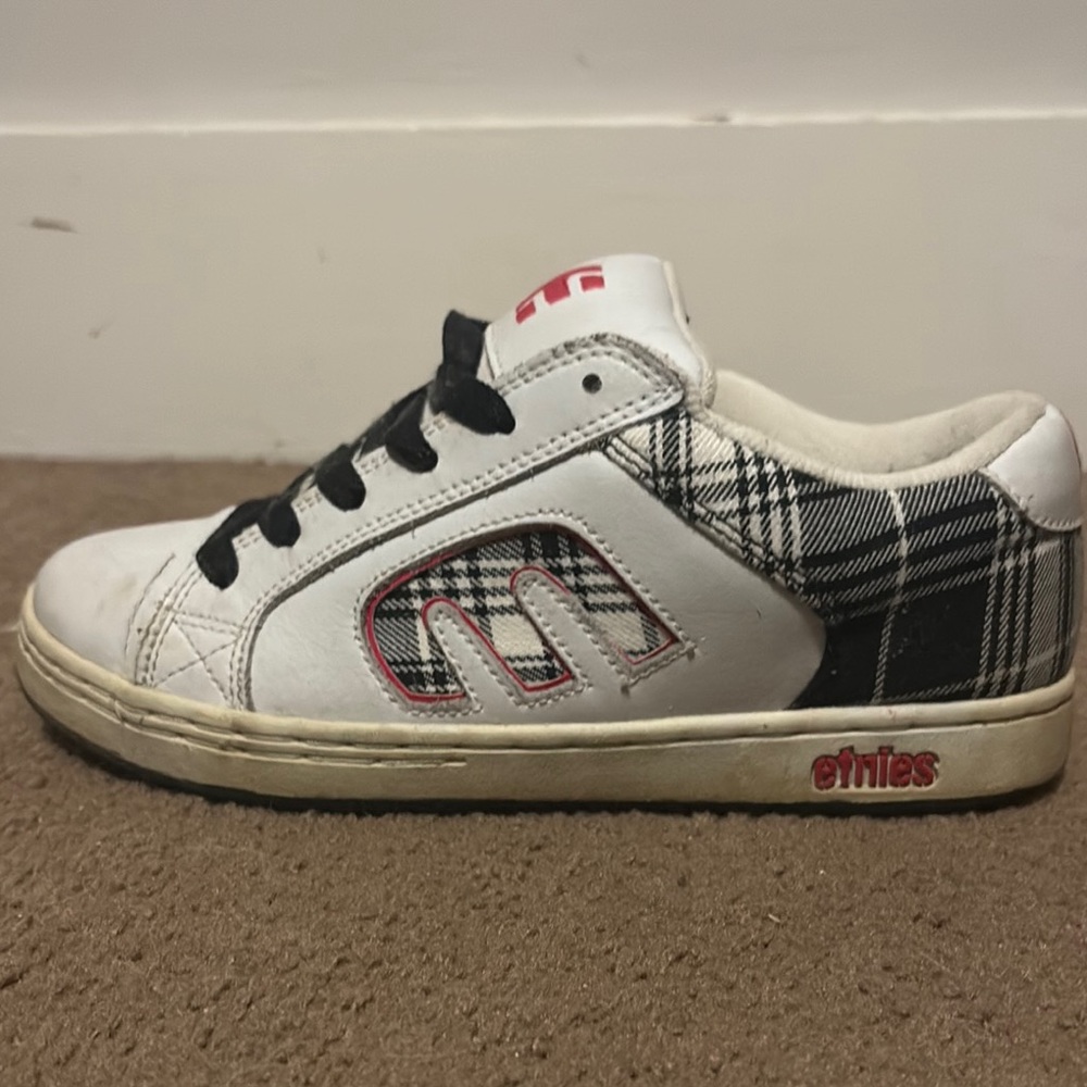 Etnies White Black Plaid Skate Sneakers with Pink Accents